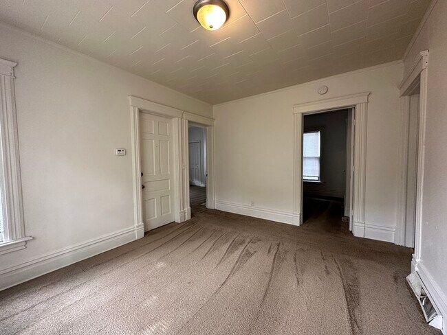 Building Photo - 2 BR apartment with updated kitchen! Close...