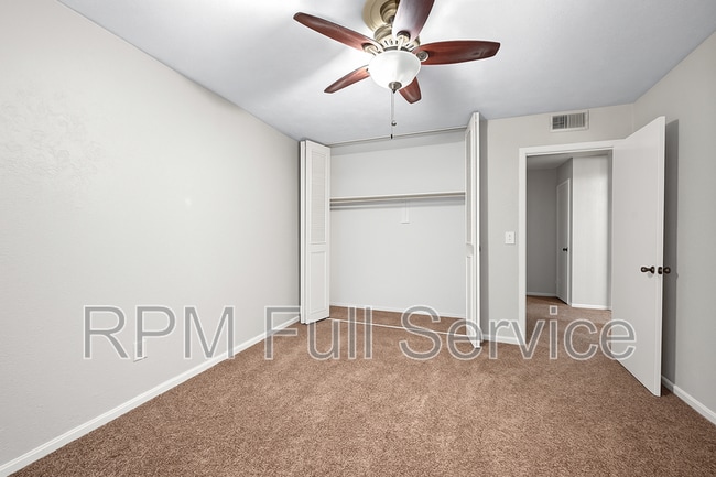 Building Photo - 810 Bellevue Rd