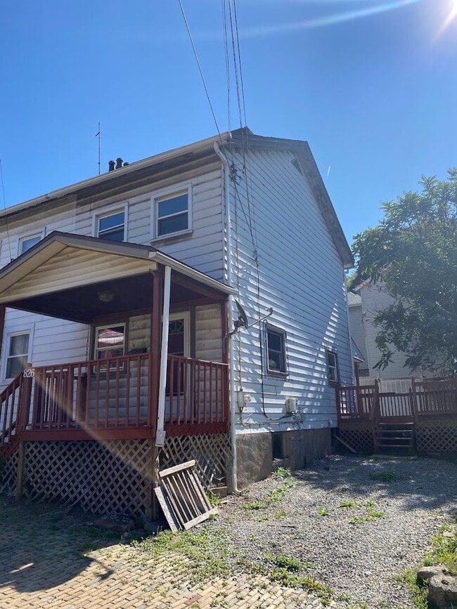 Building Photo - Cozy 1 Bedroom / 2 Bathroom Home in Braddock