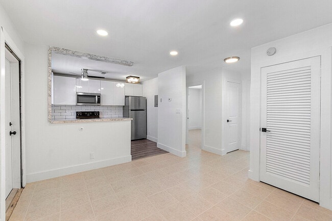 Building Photo - 560 SE 23rd Ave