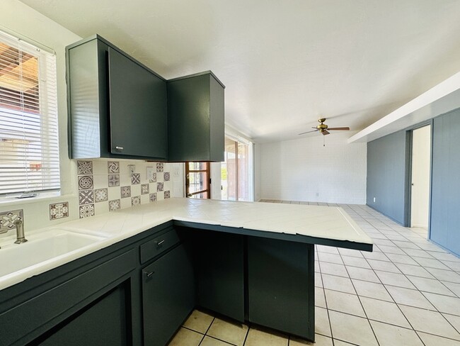 Building Photo - 2 Bedroom 1.5 Bath in Desired Area w/ Fenc...