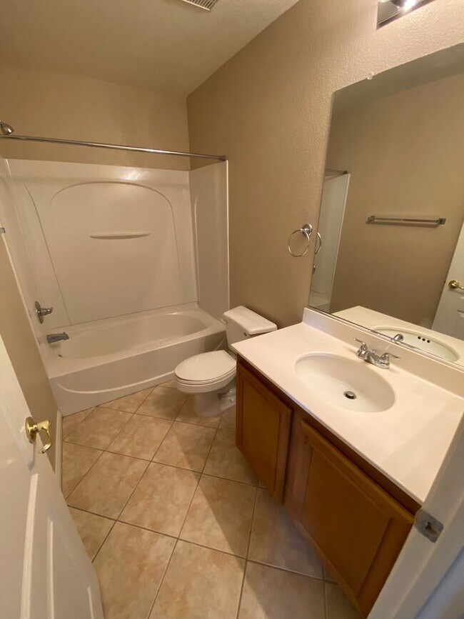 Building Photo - Wonderful 4 bed/2.5 bath home located in Summerlin