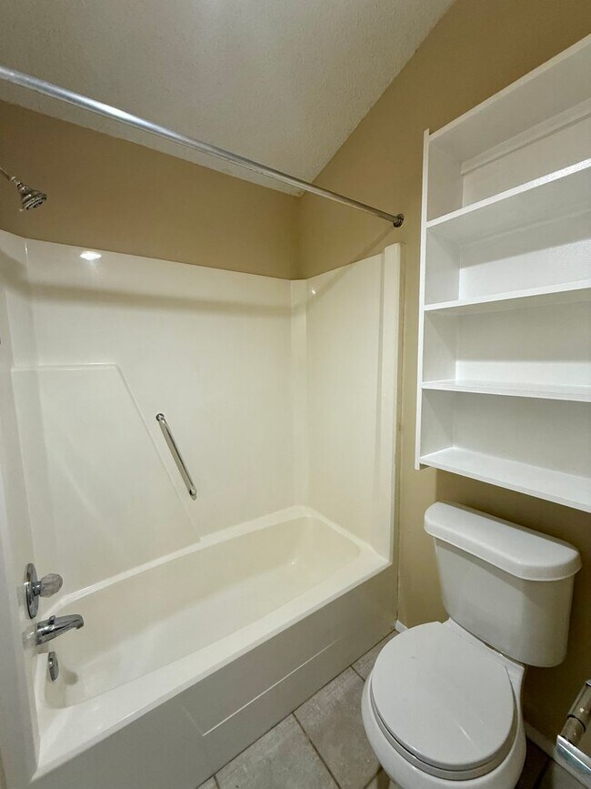 Building Photo - Remodeled!! Close to Shopping, VA Hospital and Hilaman Golf Course!