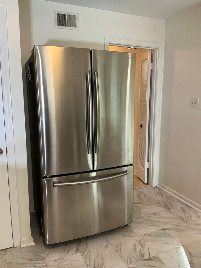 Building Photo - Very well maintained 4BR 2.5BA Colonial mo...