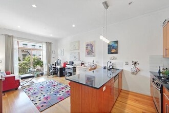 Building Photo - 206 Kent St