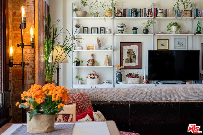 Building Photo - 460 S Spring St