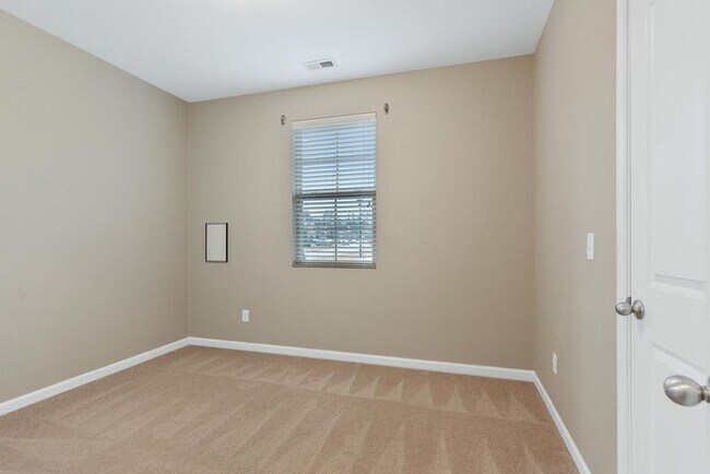 Building Photo - End Unit Townhome Available in Apex!