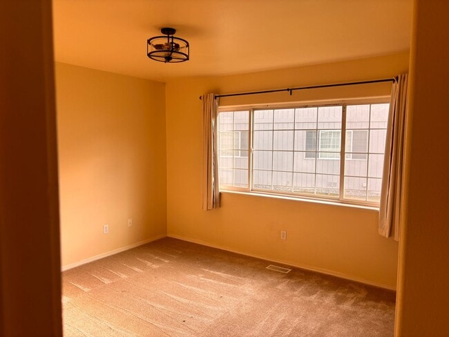 Building Photo - Fantastic 2 Bedroom Townhome!