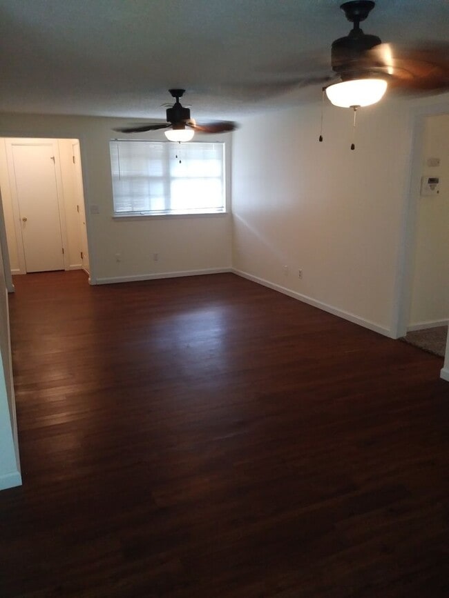 Building Photo - 2 Bed, 1.5 Bath, 2 Car Garage