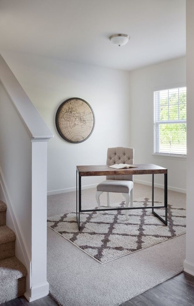 Building Photo - Two-story, 5 bed room, 3 bathroom, 3 livin...