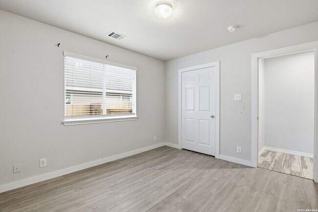 Building Photo - 414 Willow Grove Dr