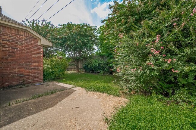Building Photo - 8814 Fairbloom Ln