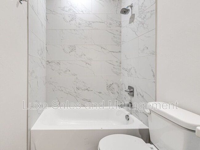 Building Photo - 614 W 2nd St