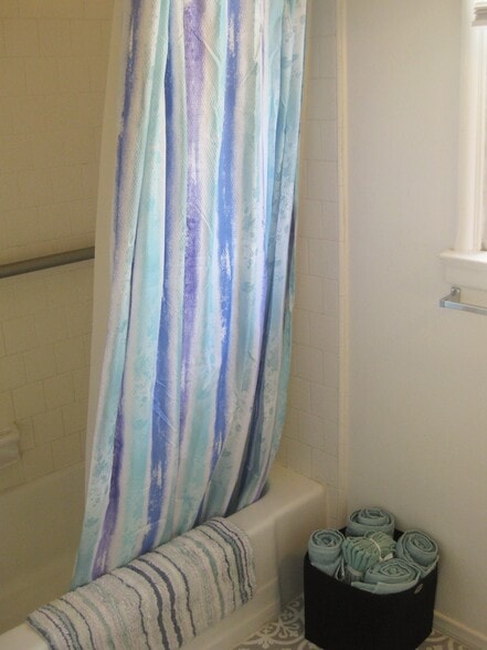 Bath -full tub+shower - 6586 Split Rock Ave