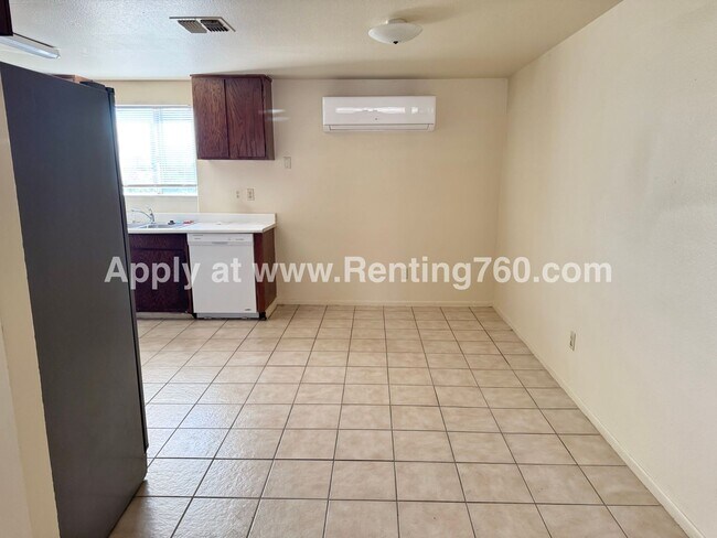 Building Photo - Spacious 2 Bed 1 Bath Home With Indoor Lau...