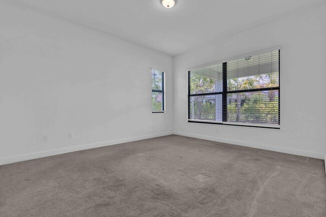 Building Photo - 5501 Santa Rosa Ln