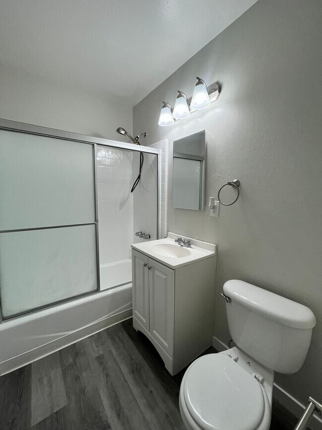 Building Photo - MOVE IN SPECIAL*$500 OFF 2ND MONTHS RENT*SPACIOUS 2 BEDROOM 1 BATH UPSTAIRS WITH 1 SHARED PARKING...