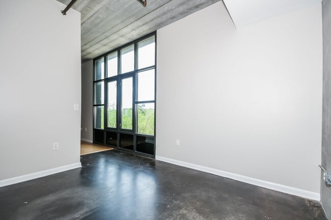 Building Photo - 1 bed / 1 bath w/Study - Move In Today!