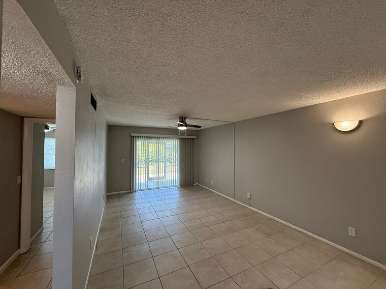 Building Photo - 2 Bed/1 Bath - Unit C3