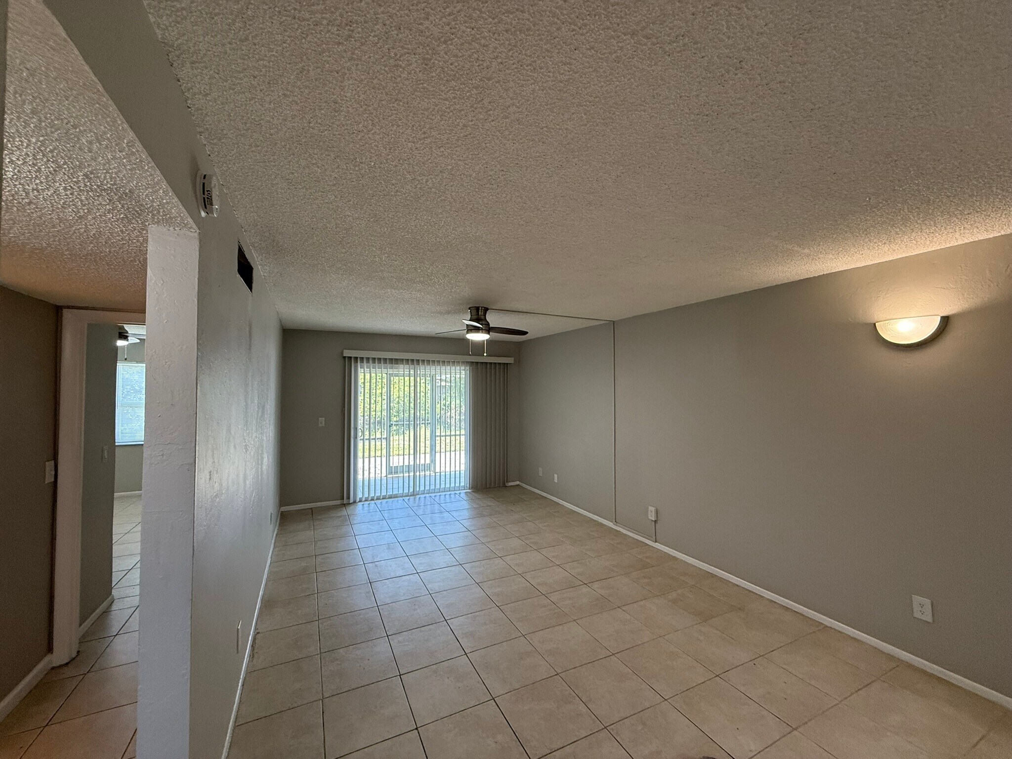 Building Photo - 2 Bed/1 Bath - Unit C3