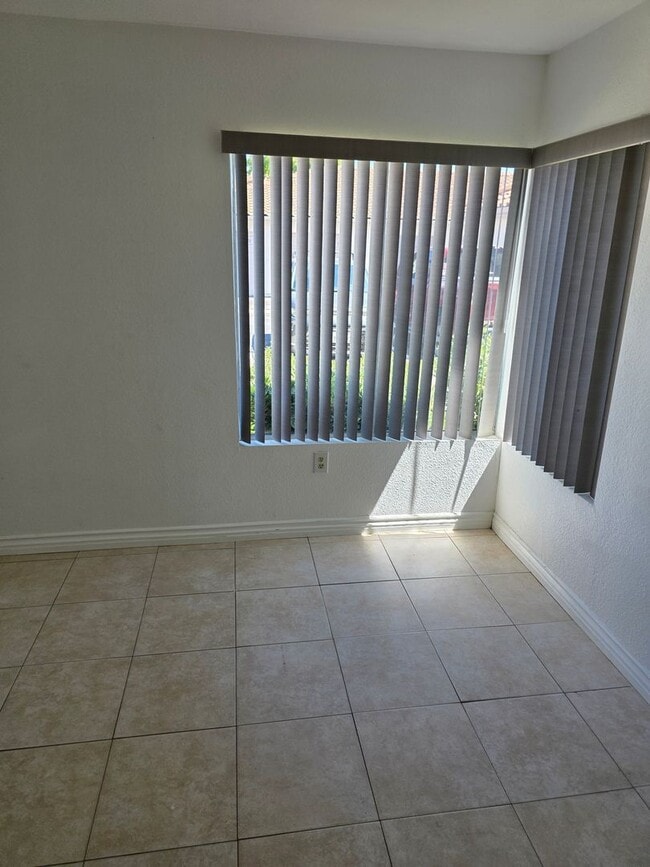 Building Photo - Vibrant 2 bedroom/2 bath condo in a great community with quick access to main commuter arteries