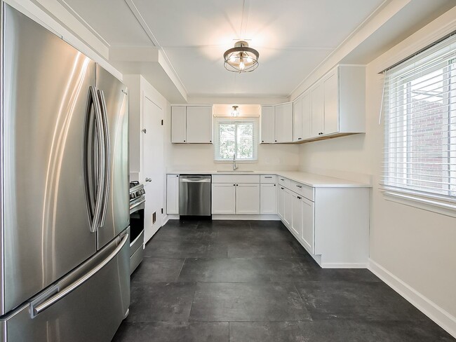 Building Photo - Spacious 3BR Home with Expansive 1-Acre Lot!