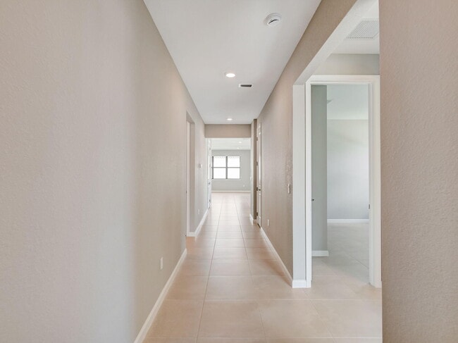 Building Photo - 757 SE Courances Dr