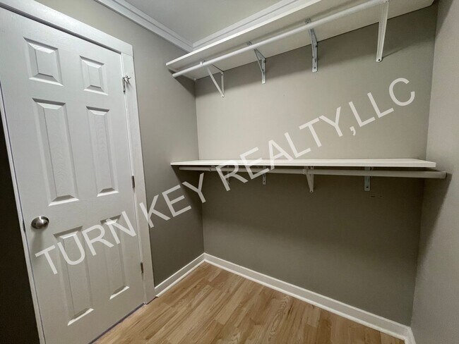 Building Photo - 408 Skyview Dr