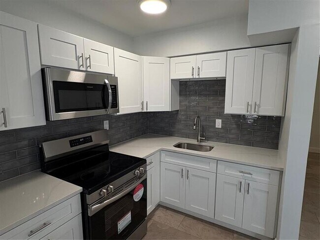 Building Photo - 4336 N Ocean Dr