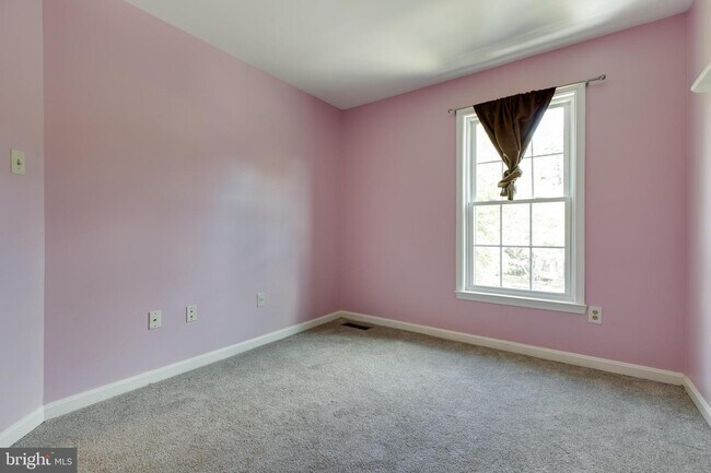 Building Photo - 6213 Stratford Ct