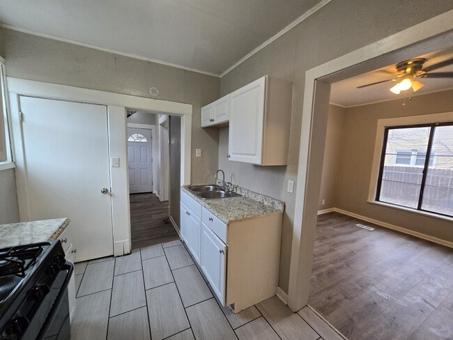 Building Photo - 214 Edwards St