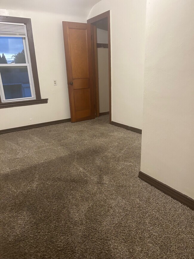 Building Photo - 129 Meachem Ave