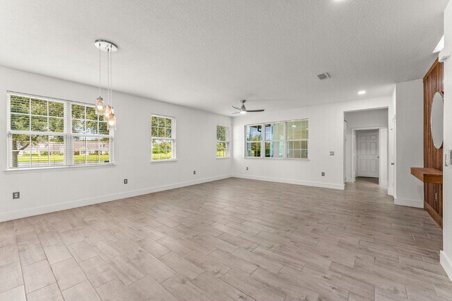 Building Photo - Spacious 3-Bed, 2.5 Bath End Unit Townhome in Windermere with 2 Car Garage!