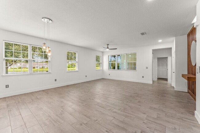 Building Photo - Spacious 3-Bed, 2.5 Bath End Unit Townhome...