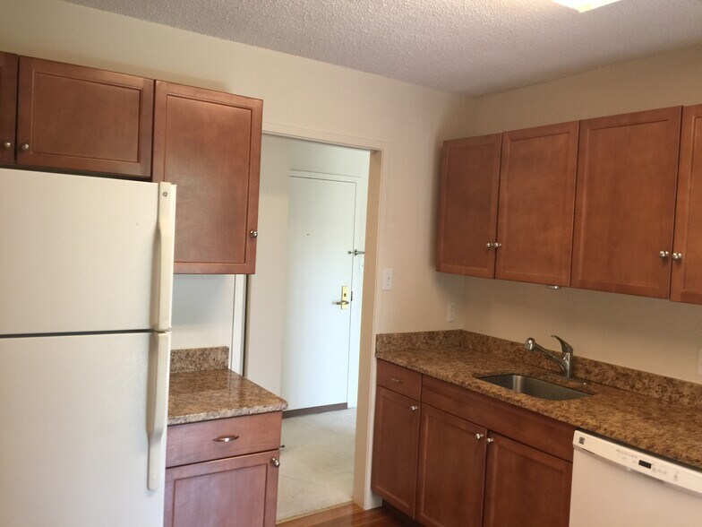 Building Photo - 2311 Pimmit Dr