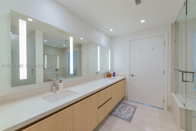 Building Photo - 2411 Laguna Cir