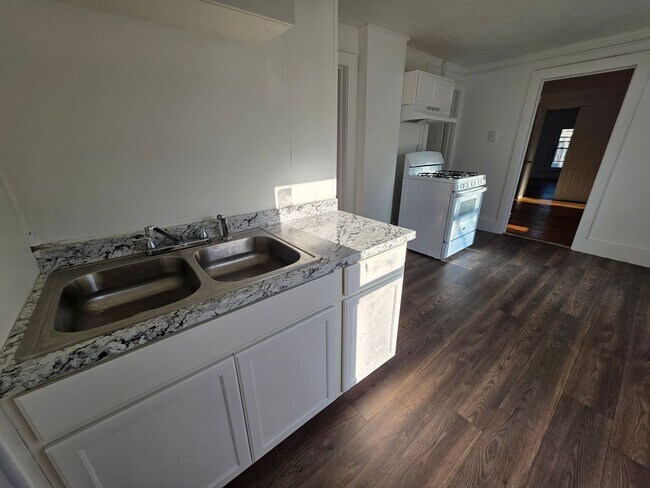 Building Photo - 47 Elmendorf St