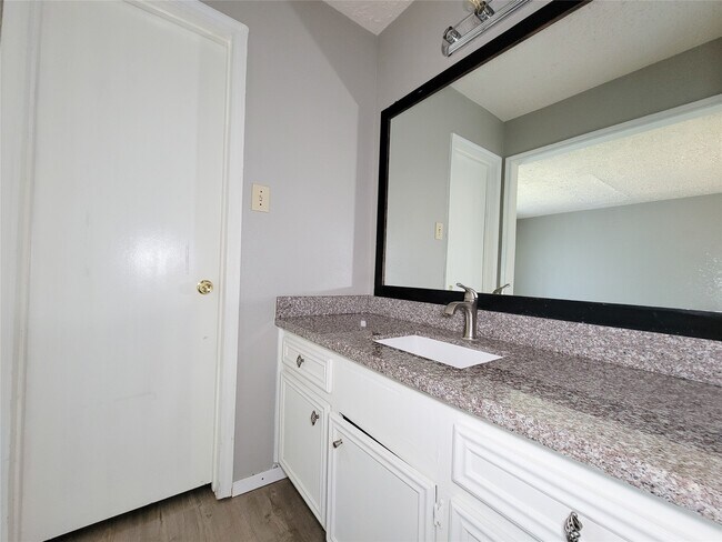 Building Photo - 13611 Ravensway Dr