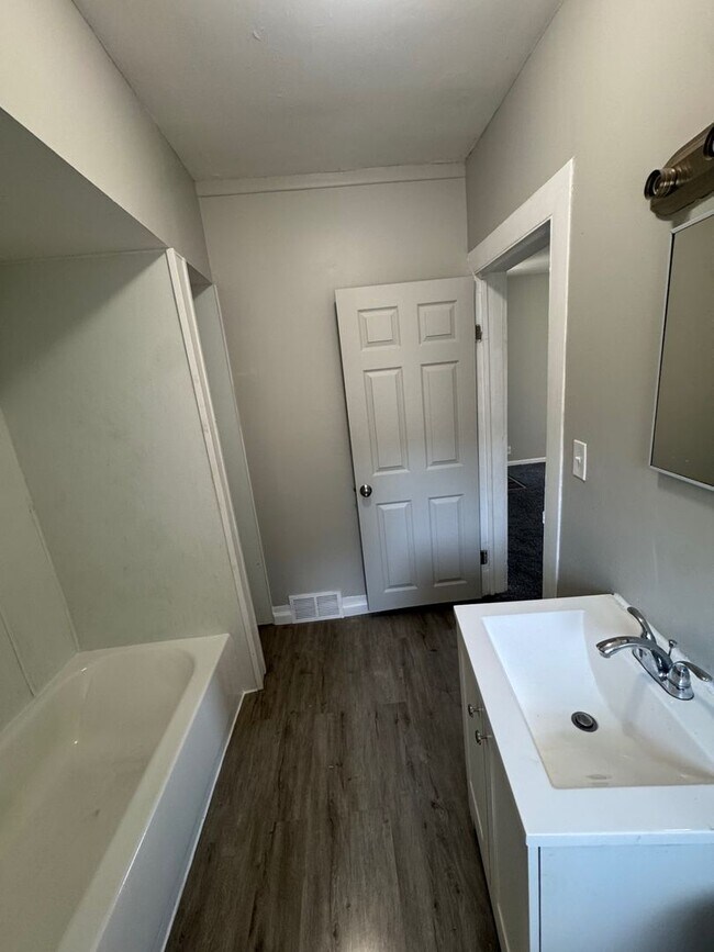 Building Photo - 4068 E 74th St