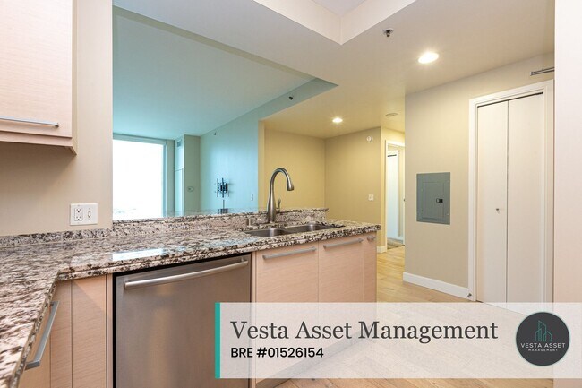 Building Photo - Luxurious High-Rise Living with Iconic San Francisco Views