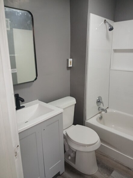 Building Photo - 713 E 156th St