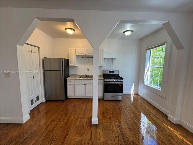 Building Photo - 177 NE 50th St