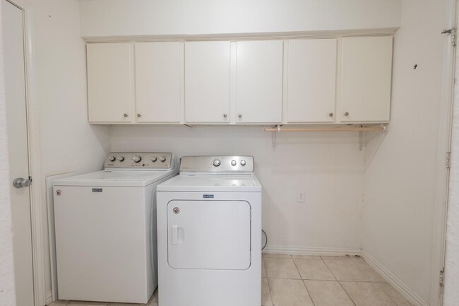 Building Photo - 9348 Highedge Cir