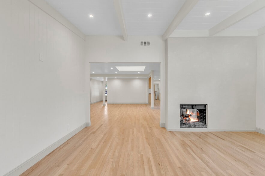 Den - 4316 Bellaire Ave