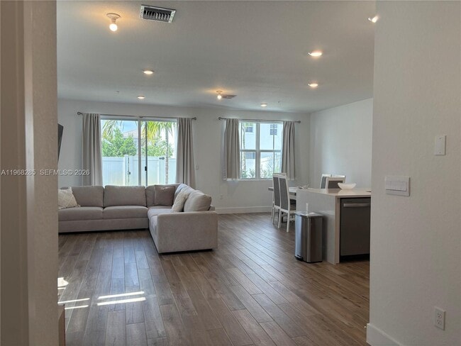 Building Photo - 146 SW 170th Ave