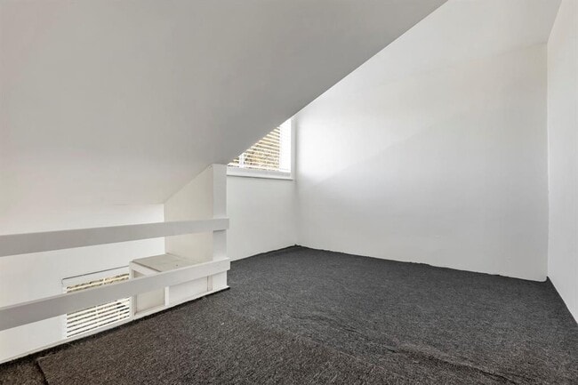 Building Photo - 1000 W 26th St