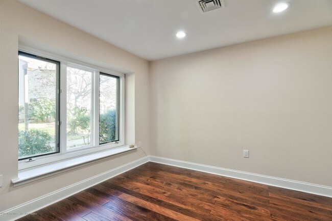 Building Photo - 201 Pear Dr