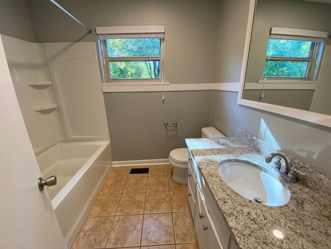 Building Photo - Charming Updated Mid-Century in Fayettevil...