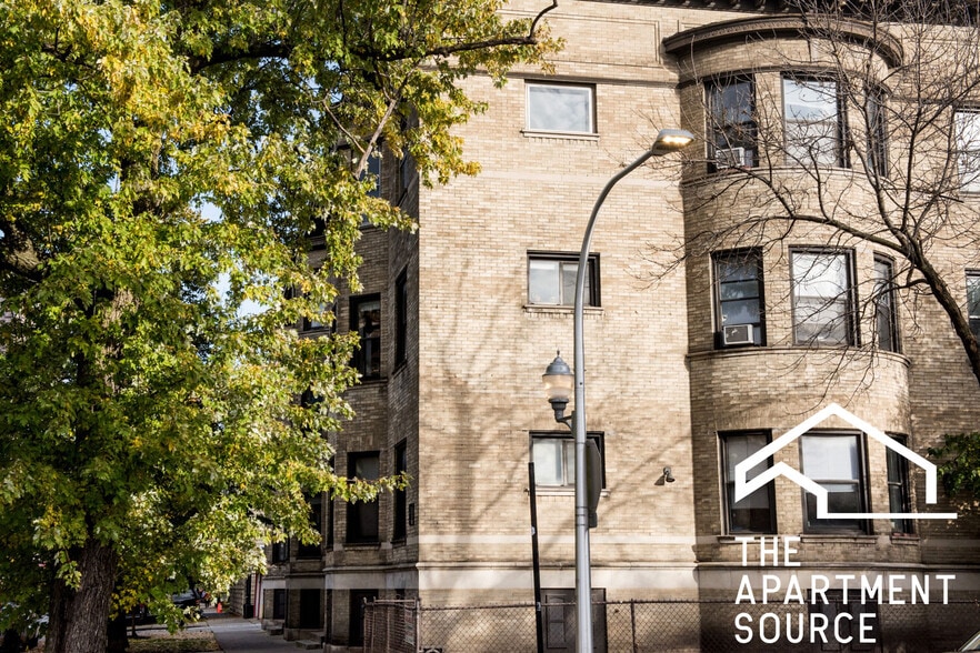 Building Photo - 923 W Waveland Ave