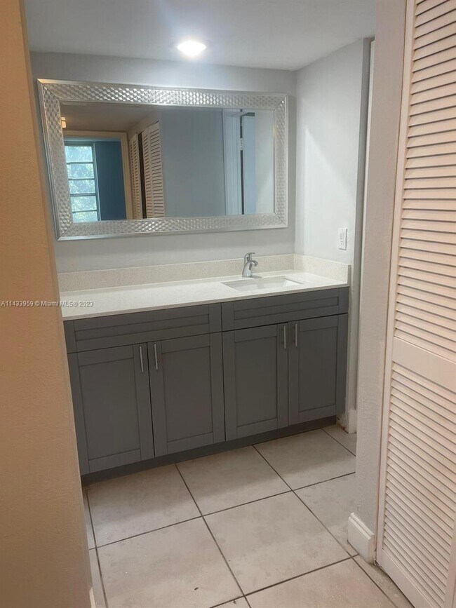 Building Photo - 8870 Fontainebleau Blvd